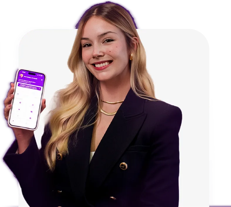 Cliente Bruna Fiorini segurando o celular com o aplicativo da Fortmobile