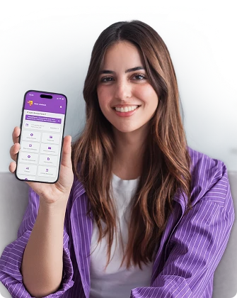 Mulher usando o aplicativo da Fortmobile no celular